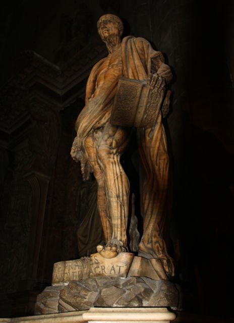 Статуя Св Варфоломея в Дуомо 