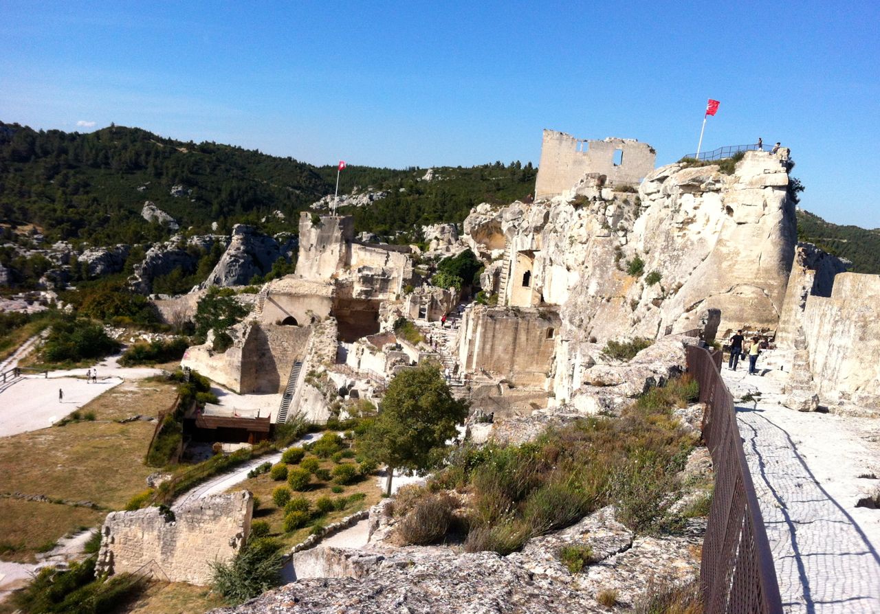 Руины замка де Бо, но флаг все еще развевается на ветру