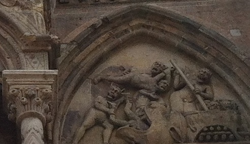 черти с грешниками на, фрагмент скульптурной композиции на фасаде собора 
