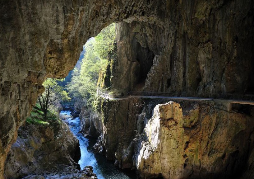 вход в Шкоцянские пещеры вдоль горной реки