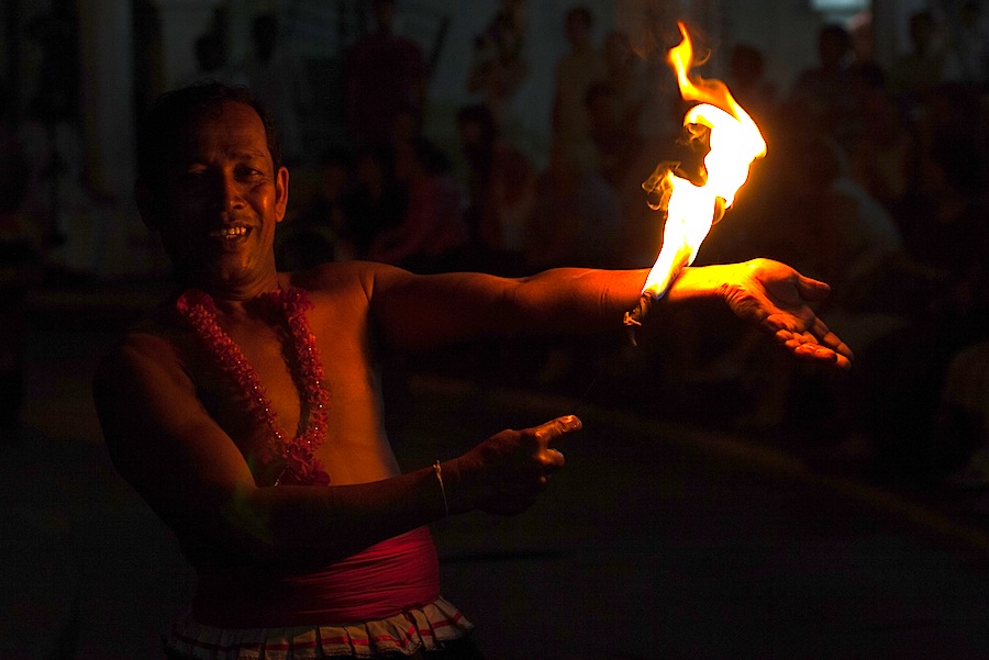 огненное шоу на Шри-Ланке