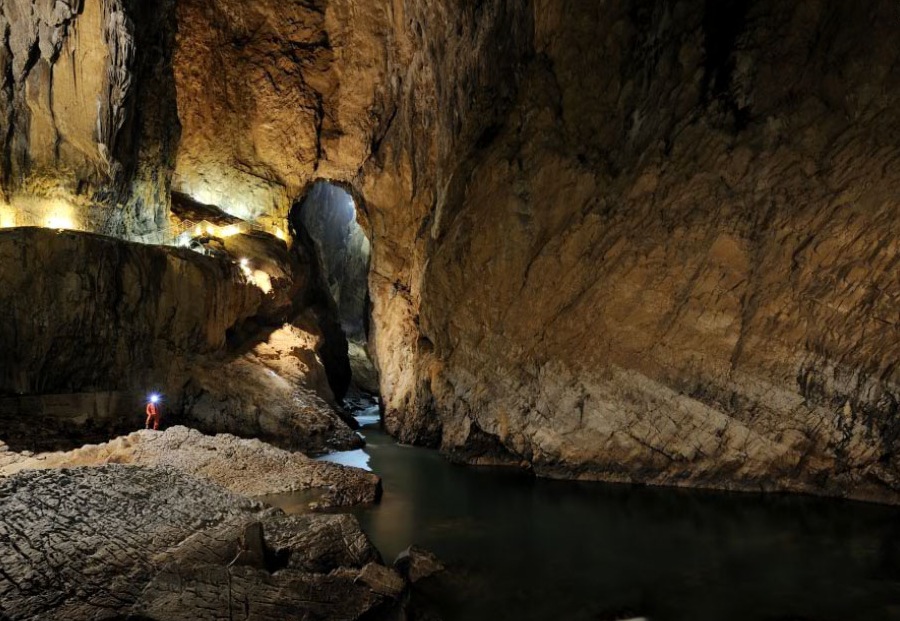 исследователи в  Шкоцянских пещерах
