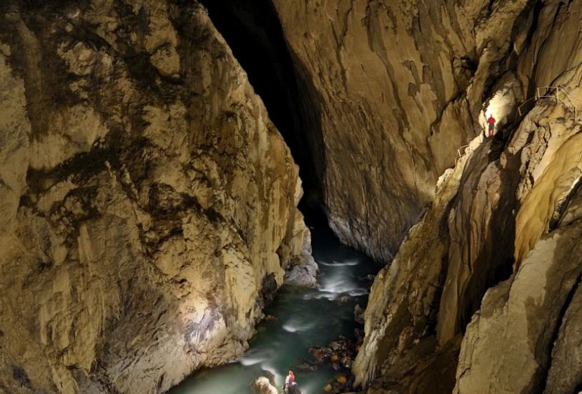 подземная река в пещерах
