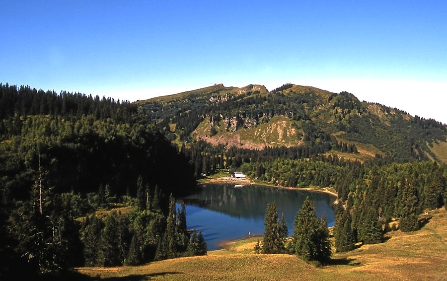 : озеро и горы в окрестностях Виллара