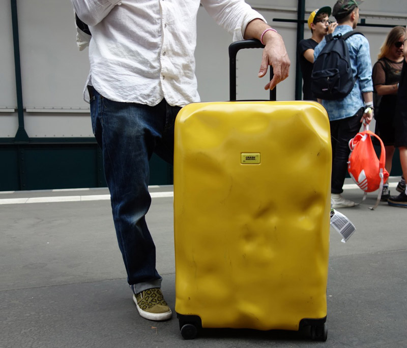 Желтый помятый Crash baggage 