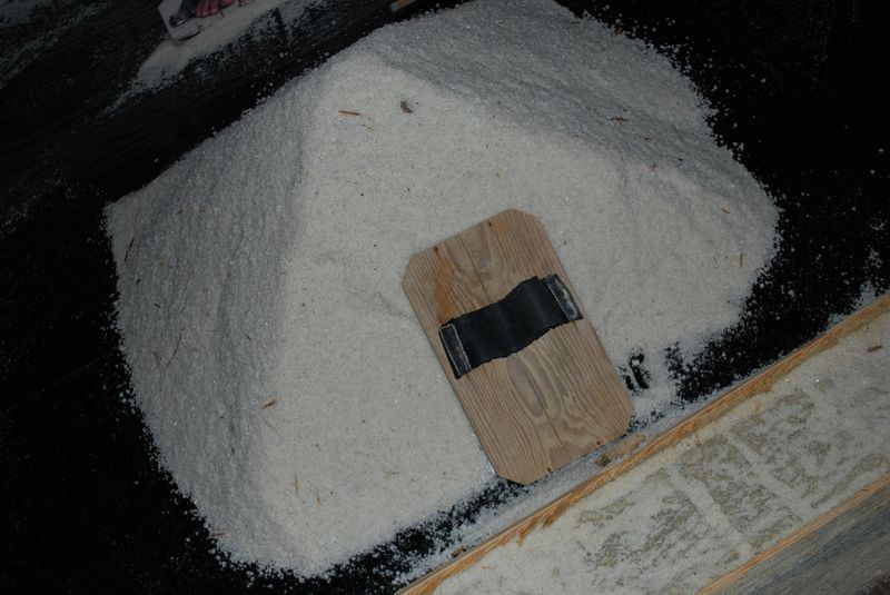 соль и деревянные сандалии для сбора соли