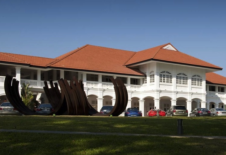 скульптура Бернара Вене в Capella Singapore