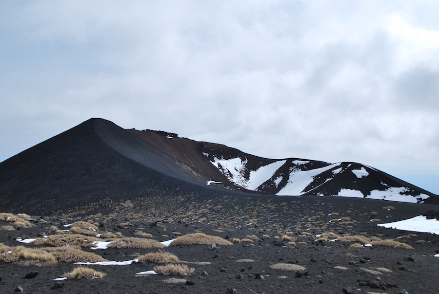 черная лава кратера