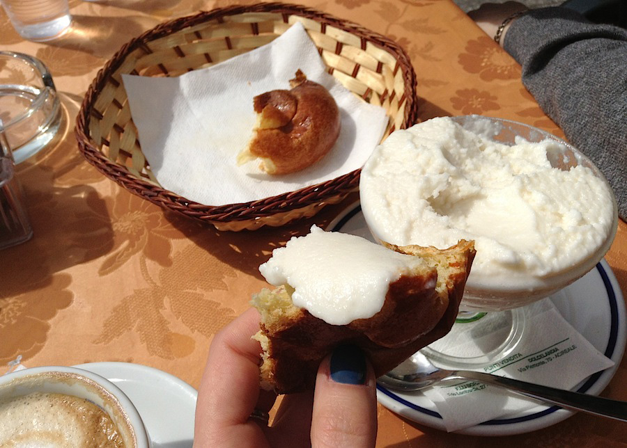 сицилийский завтрак: капучино, бриош и гранита