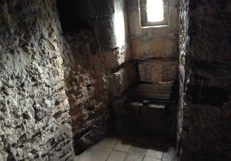 средневековый туалет в замке Дум