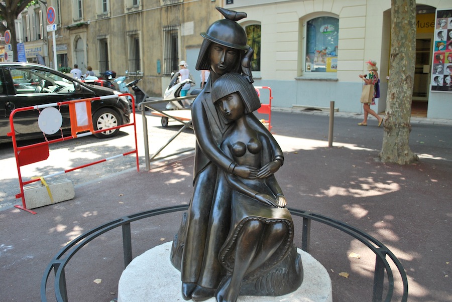 скульптура "Влюбленные" на входе в музей Раймона Пейне  