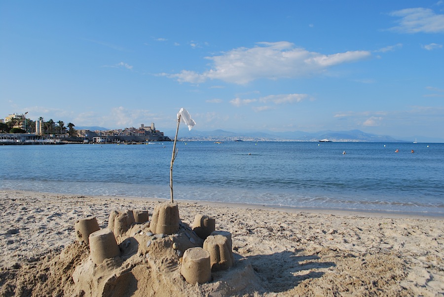 замок из песка на пляже Антиба