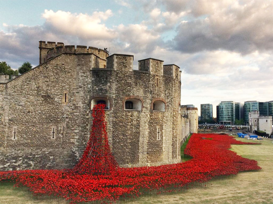 Лондонский Тауэр инсталяция в честь 100 летия 1 Мировой войны