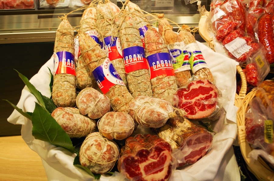 Колбасы в деликатесной лавке Gabbani