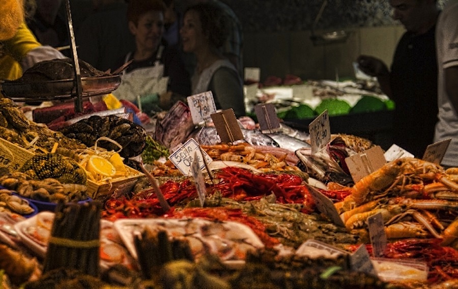 Еда в Барселоне, рынок La Boqueria, прилавок с морскими гадами и рыбой на Бокерии