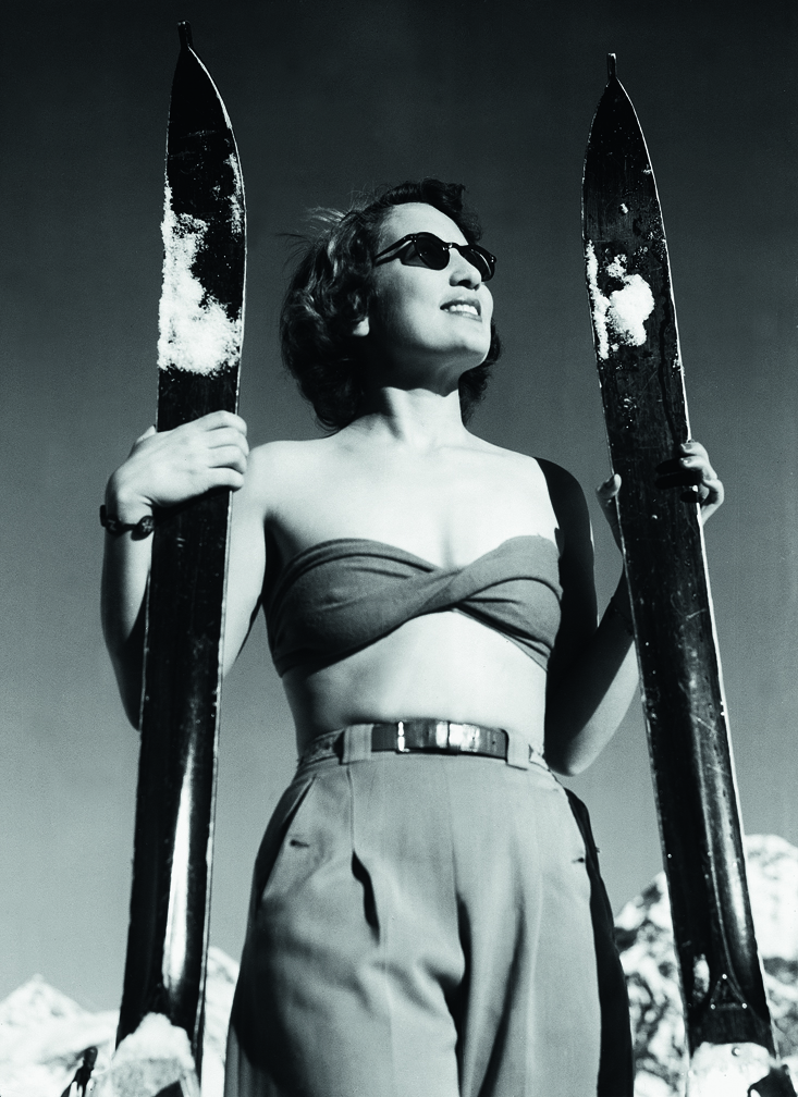 1940 год, курорт Ароза, молодая лыжница катается и принимает солнечные ванны в одно и тоже время