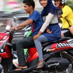 В Малайзии неженатым парам запретили ездить на мотоциклах