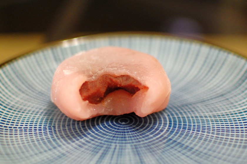 дайфуку-моти (daifukumochi), те же круглые рисовые лепешки, но с анко – подслащенной бобовой пастой внутри.