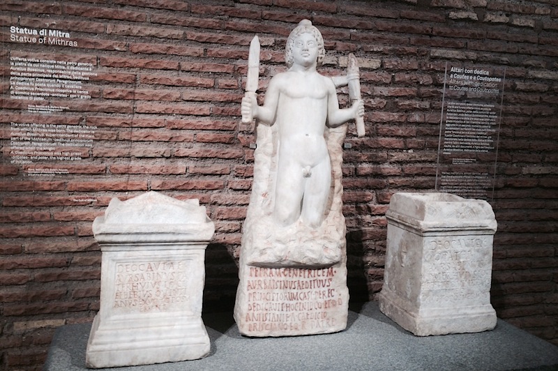 римская статуя бога Митра