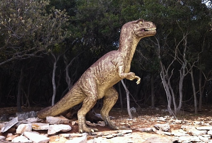 фигура теропода в национальном парке Бриони, теропод