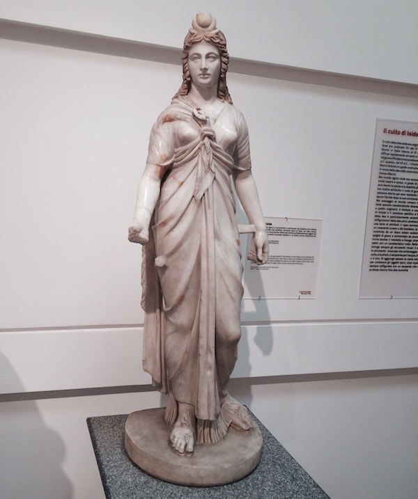 римская статуя богини Исиды