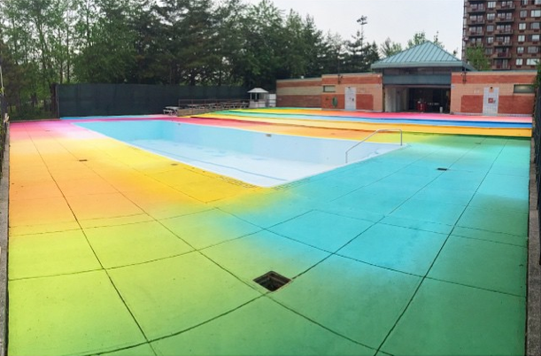разноцветный бассейн в Нью-Йорке
