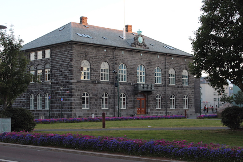 здание исландского парламента