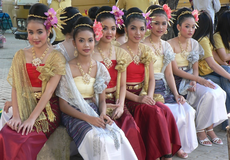 Thai_traditional_costumes_Chiang_Mai_2005_033