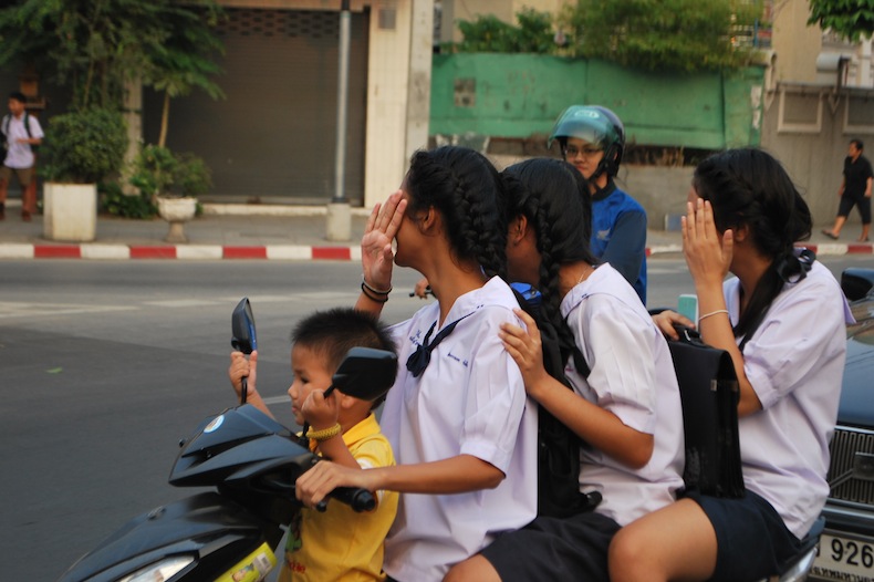 тайские девушке на мотоцикле, фотографироваться не желают