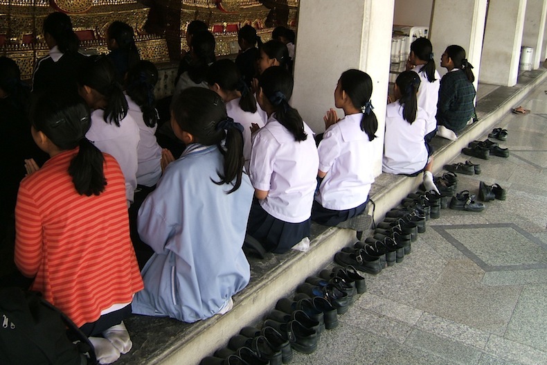 тайские девушки на службе в храме