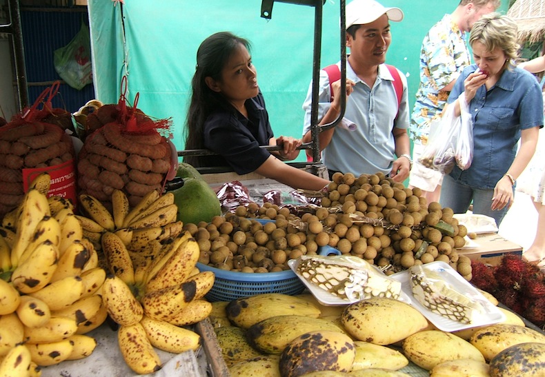 тайская девушка торгует фруктами на рынке