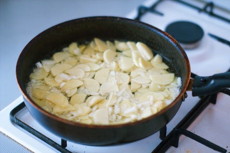 готовим Tortilla espanola, оставляем картофель и лук томиться