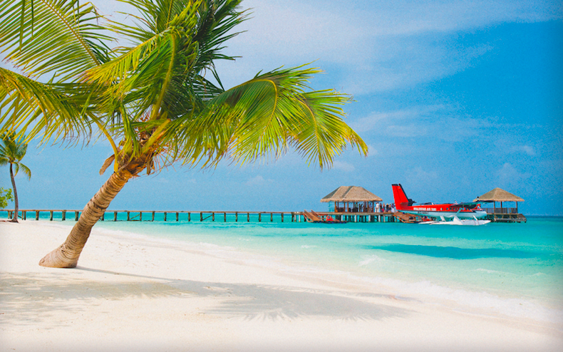 Мальдивы: отель LUX* Maldives. Причал, куда прибывают гидросамолеты, 