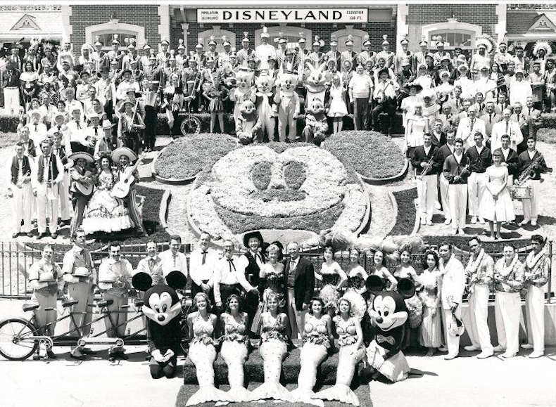 групповая фото во время второго удачного открытия Диснейленда 17 июня 1955 года