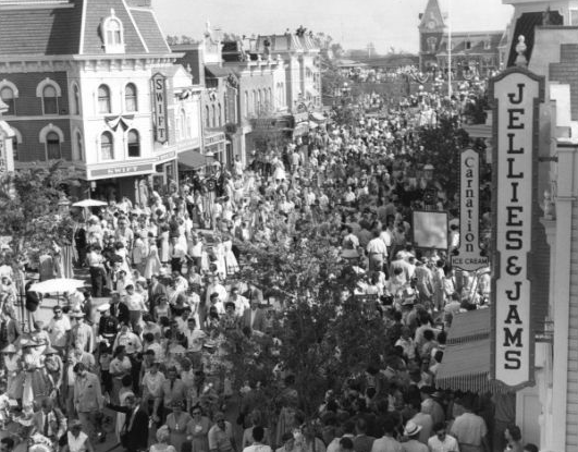 толпа в Диснейленде 18 июня 1955 года