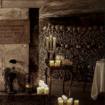 Airbnb разыгрывает ночь на Хэллоуин в катакомбах Парижа