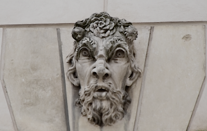 барельеф со злым лицом над аркой в Виченцы