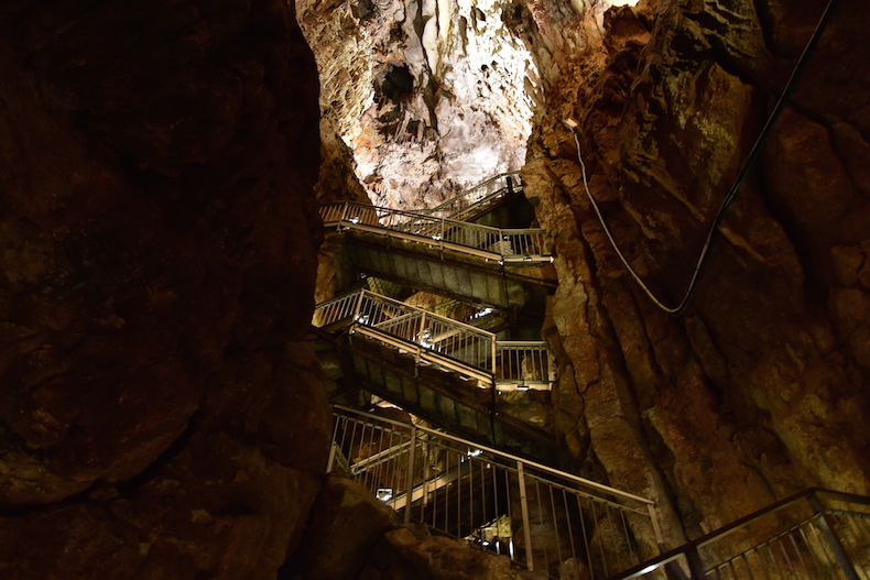 спуск в Гротта Джиганте гигантская пещера Италия