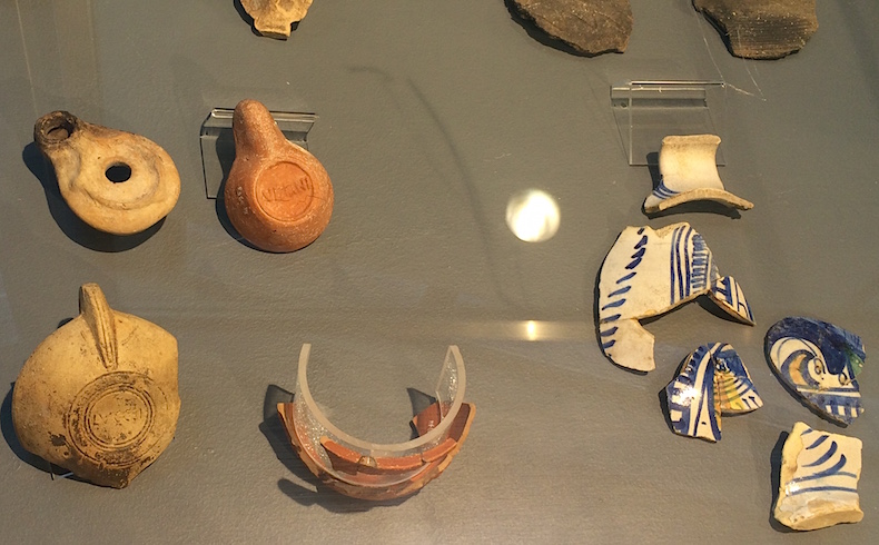 образцы керамики и глиняной посуды бронзового века, обнаруженные в Гигантской пещере