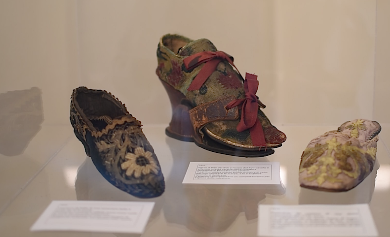 старинные венецианские туфли, в центре - модель slap-sole shoes