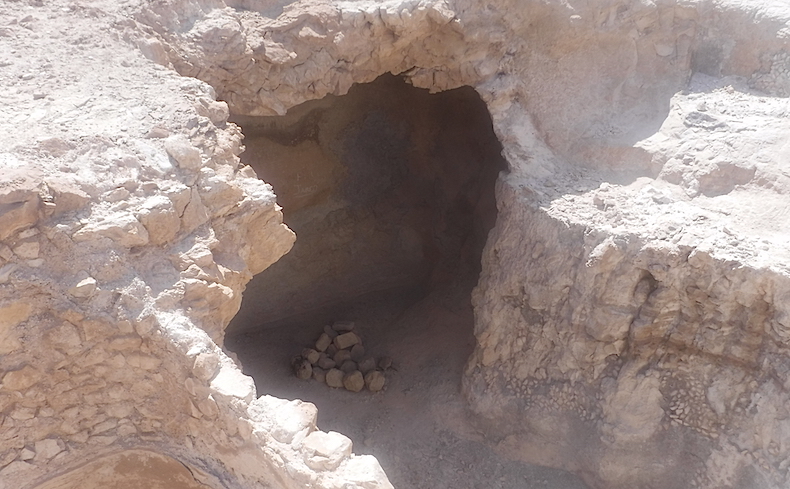 камни, которые повстанцы сбрасывали с вершины крепости на римских солдат