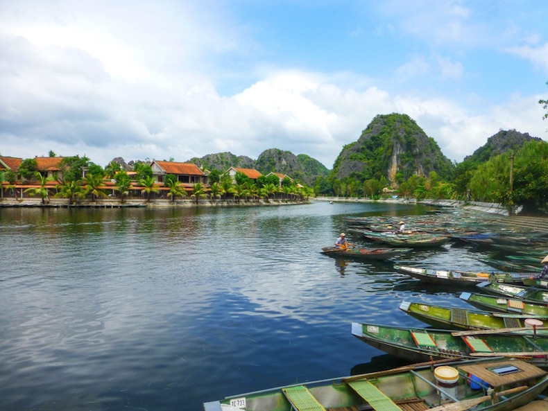 Поездка на бамбуковой лодке в Tam Coc по реке Ngo Dong