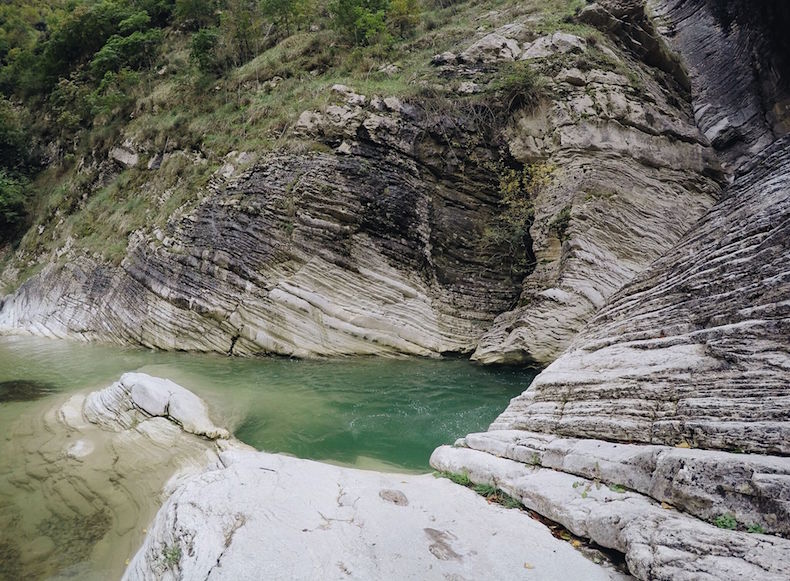 Gole Del Salinello Абруццо Италиия пейзаж горы водопад
