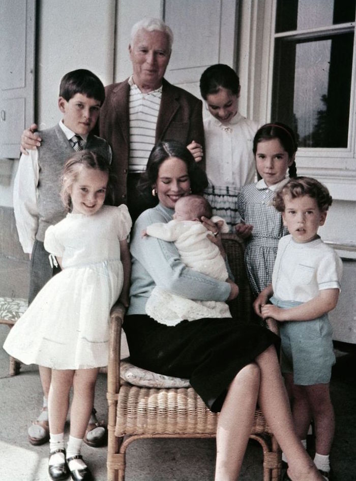 Чарли Чаплин с женой и детьми